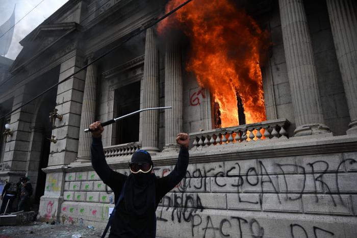 Cientos de manifestantes toman el Congreso de Guatemala y le prenden fuego