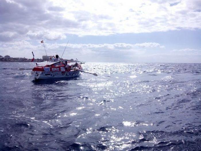 Españoles que han cruzado el Atlántico a remo: "En mitad del océano hay mucha vida"