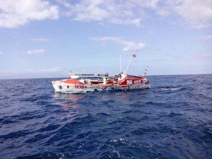 Españoles que han cruzado el Atlántico a remo: "En mitad del océano hay mucha vida"