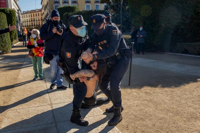 Falangistas se manifiestan en Valladolid brazo en alto y cantando el 'Cara al Sol'