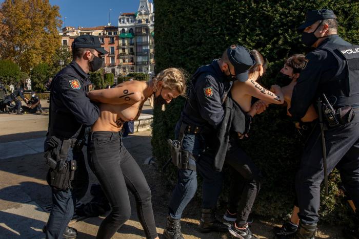 Falangistas se manifiestan en Valladolid brazo en alto y cantando el 'Cara al Sol'