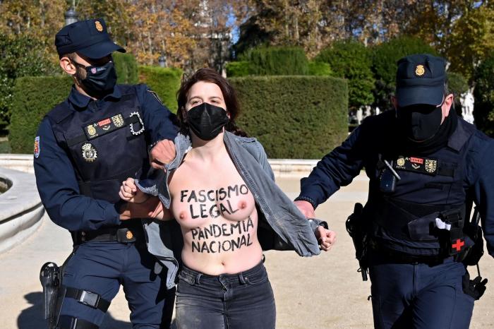 Falangistas se manifiestan en Valladolid brazo en alto y cantando el 'Cara al Sol'
