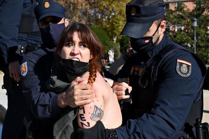 Falangistas se manifiestan en Valladolid brazo en alto y cantando el 'Cara al Sol'
