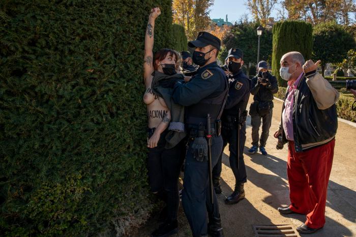 Falangistas se manifiestan en Valladolid brazo en alto y cantando el 'Cara al Sol'