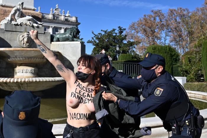 Falangistas se manifiestan en Valladolid brazo en alto y cantando el 'Cara al Sol'