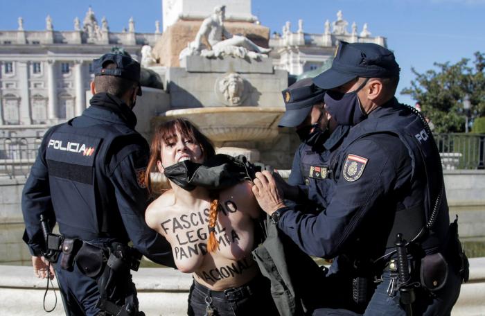 Falangistas se manifiestan en Valladolid brazo en alto y cantando el 'Cara al Sol'
