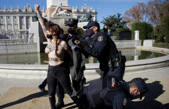 Falangistas se manifiestan en Valladolid brazo en alto y cantando el 'Cara al Sol'