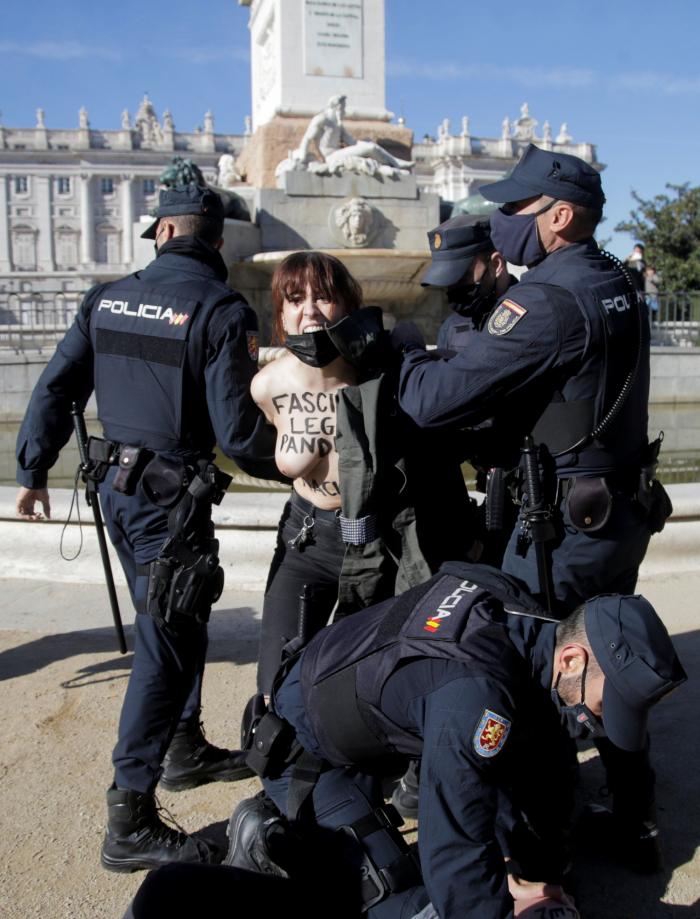 Falangistas se manifiestan en Valladolid brazo en alto y cantando el 'Cara al Sol'