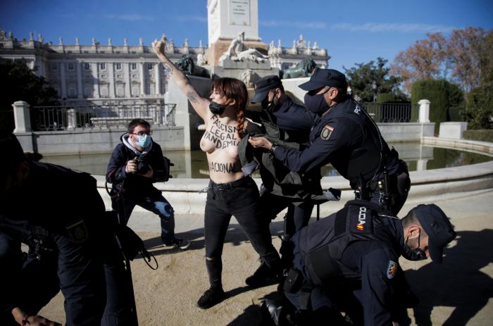 Falangistas se manifiestan en Valladolid brazo en alto y cantando el 'Cara al Sol'