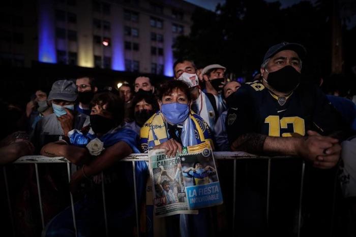 Algunos disturbios, pocas mascarillas y muchas lágrimas: Argentina despide a Maradona