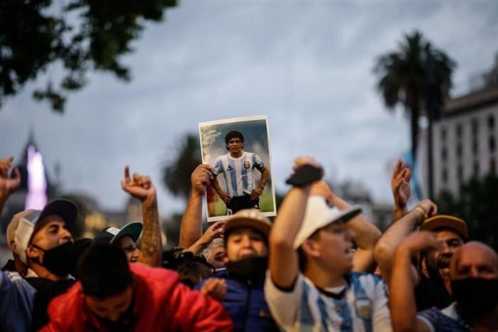Algunos disturbios, pocas mascarillas y muchas lágrimas: Argentina despide a Maradona