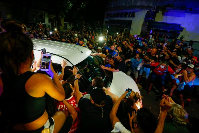 Algunos disturbios, pocas mascarillas y muchas lágrimas: Argentina despide a Maradona