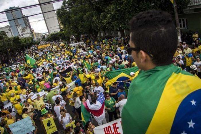 Más de un millón de brasileños se manifiestan contra Rousseff