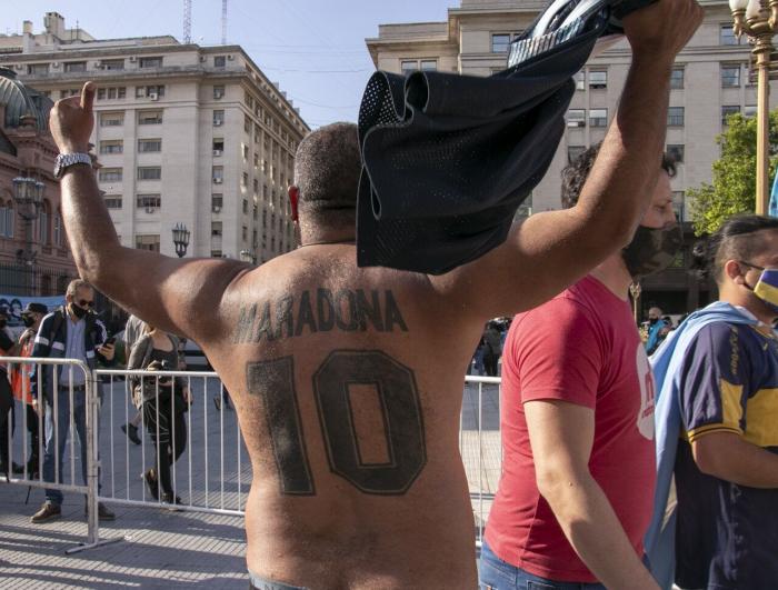 Algunos disturbios, pocas mascarillas y muchas lágrimas: Argentina despide a Maradona