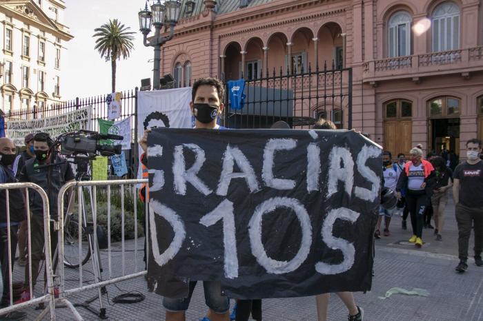 Algunos disturbios, pocas mascarillas y muchas lágrimas: Argentina despide a Maradona