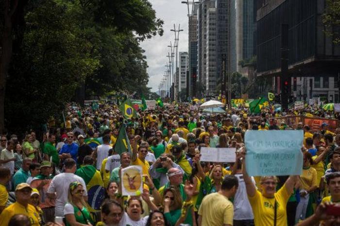 Más de un millón de brasileños se manifiestan contra Rousseff