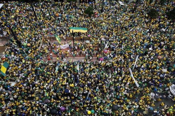 Más de un millón de brasileños se manifiestan contra Rousseff