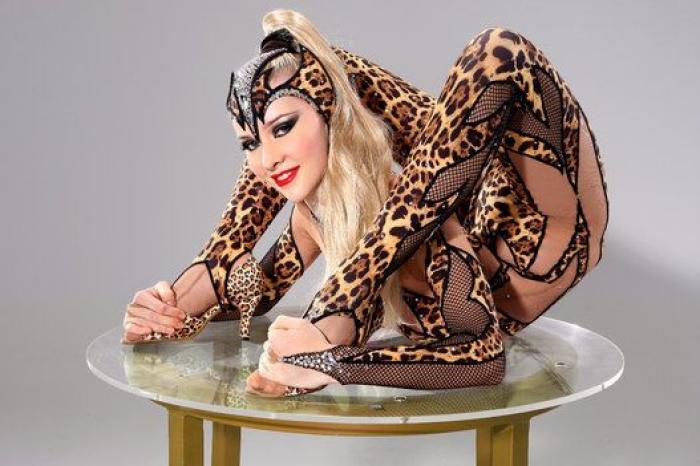 Las poses de esta contorsionista te harán replantearte los límites del cuerpo humano (FOTOS)