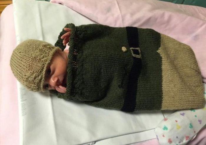 Mujeres italianas que hacen punto para los bebés prematuros