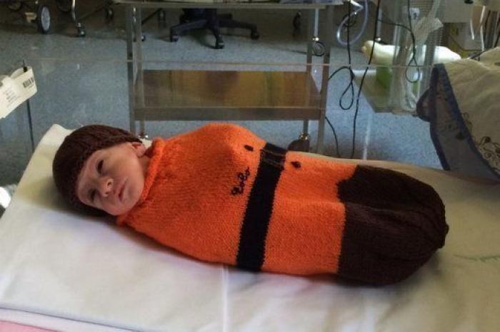 Mujeres italianas que hacen punto para los bebés prematuros