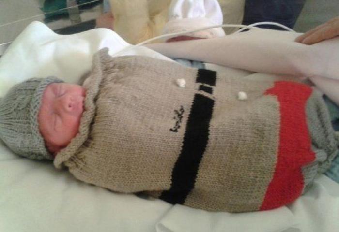 Mujeres italianas que hacen punto para los bebés prematuros