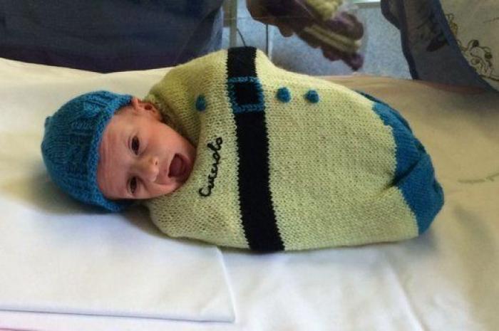 Mujeres italianas que hacen punto para los bebés prematuros