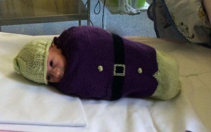 Mujeres italianas que hacen punto para los bebés prematuros