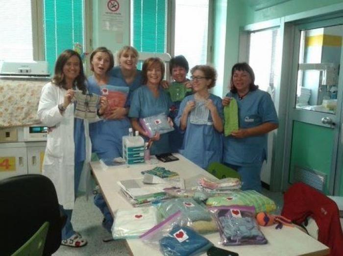 Mujeres italianas que hacen punto para los bebés prematuros