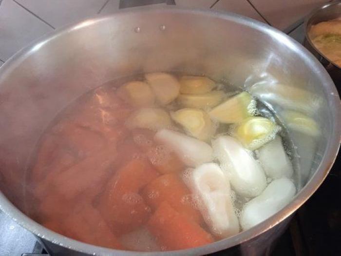 Cuscús con carne y verduras: la receta marroquí para un plato completo (FOTOS)