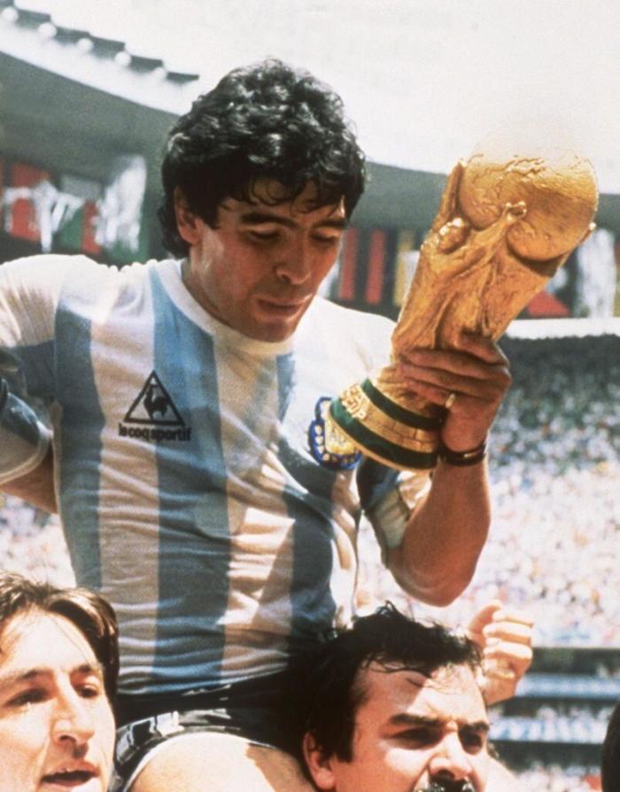 La vida de excesos y escándalos de Maradona