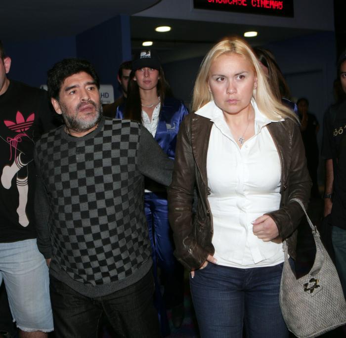 La vida de excesos y escándalos de Maradona