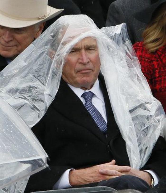 Los problemas de Bush con el plástico para protegerse de la lluvia