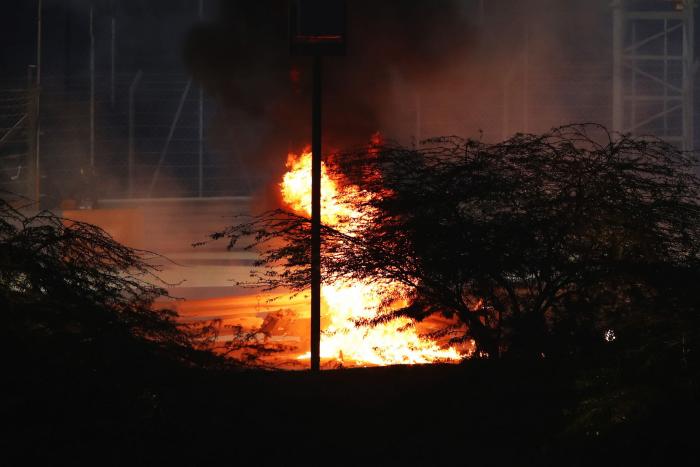 Terrible accidente de Grosjean en la Formula Uno: estrella su coche y comienza a arder