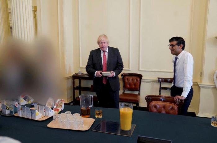 Boris Johnson cambia las reglas para evitar dimitir tras el escándalo del 'Partygate'