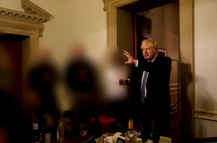 Boris Johnson cambia las reglas para evitar dimitir tras el escándalo del 'Partygate'