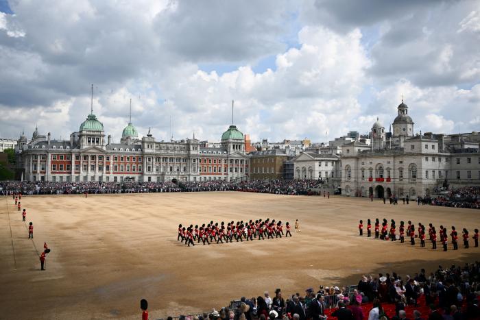 Isabel II reaparece por sorpresa en el balcón del Palacio de Buckingham en el cierre de su Jubileo