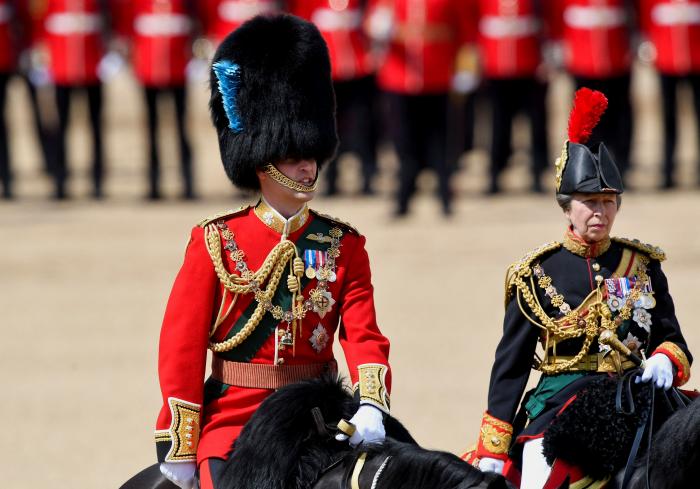 Isabel II reaparece por sorpresa en el balcón del Palacio de Buckingham en el cierre de su Jubileo