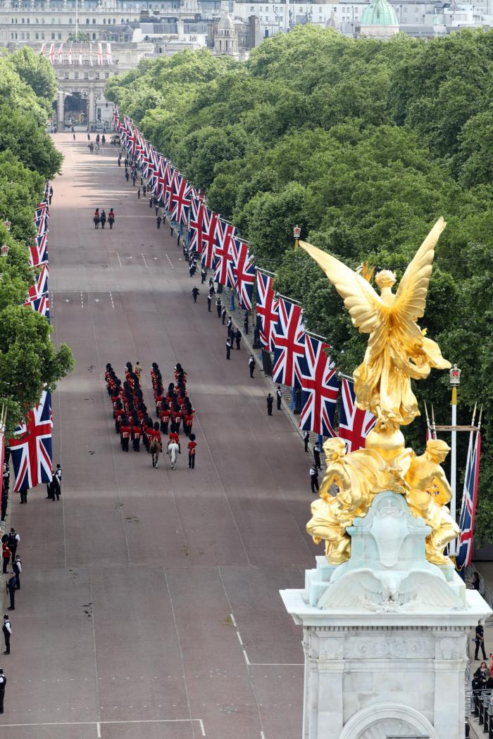 Isabel II reaparece por sorpresa en el balcón del Palacio de Buckingham en el cierre de su Jubileo