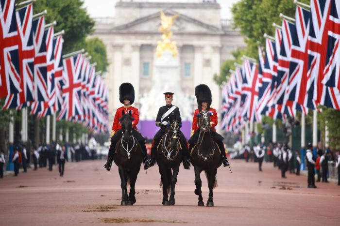 Isabel II reaparece por sorpresa en el balcón del Palacio de Buckingham en el cierre de su Jubileo