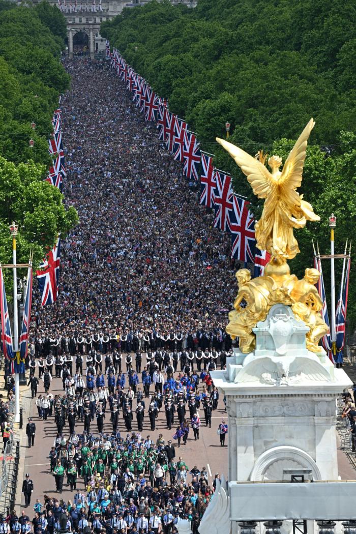 Isabel II reaparece por sorpresa en el balcón del Palacio de Buckingham en el cierre de su Jubileo