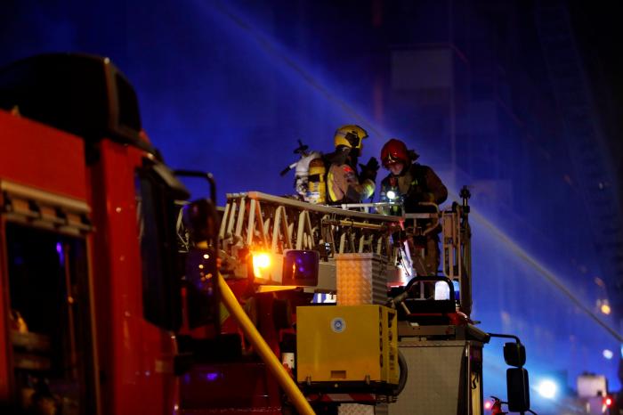 Al menos tres muertos y 25 heridos en el incendio de una nave okupada en Badalona