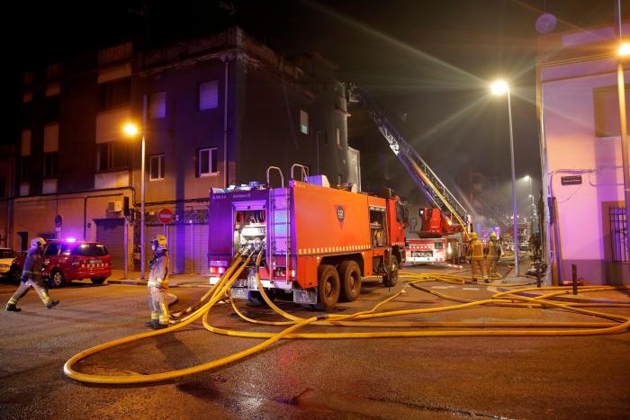 Al menos tres muertos y 25 heridos en el incendio de una nave okupada en Badalona