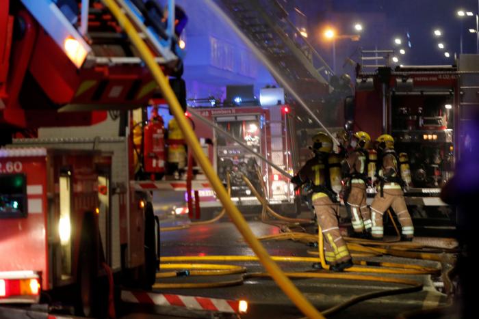 Al menos tres muertos y 25 heridos en el incendio de una nave okupada en Badalona