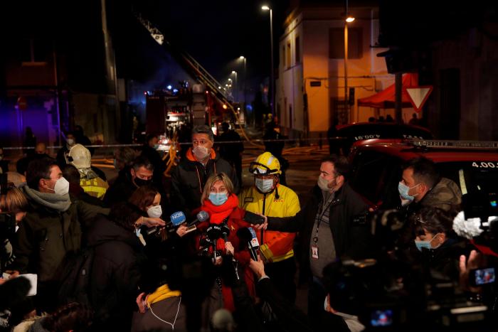 Al menos tres muertos y 25 heridos en el incendio de una nave okupada en Badalona