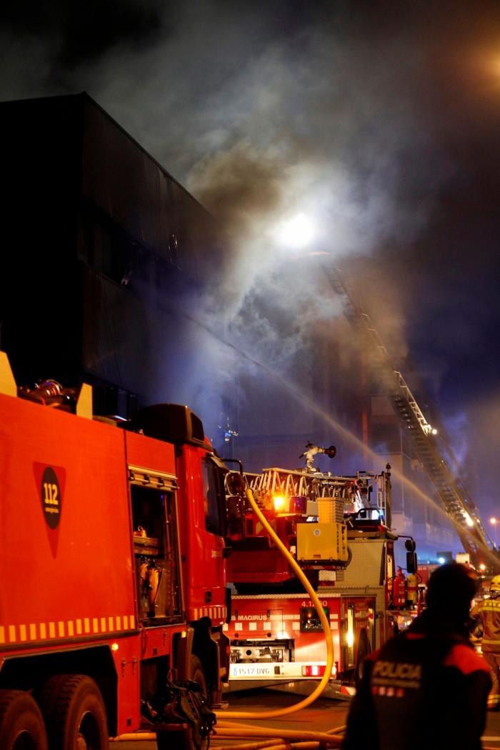 Al menos tres muertos y 25 heridos en el incendio de una nave okupada en Badalona