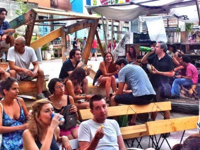 Campo de Cebada, manual de montaje de una plaza hecha a mano por y para los vecinos