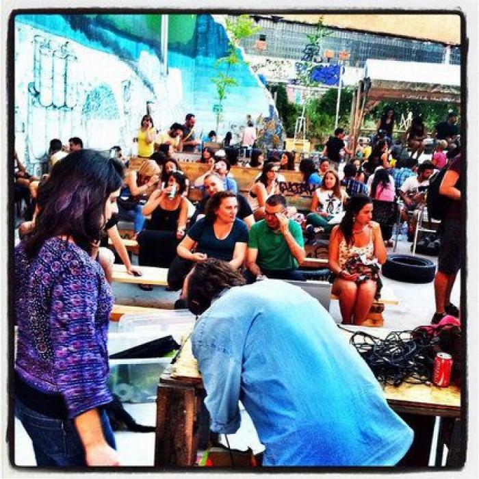 Campo de Cebada, manual de montaje de una plaza hecha a mano por y para los vecinos