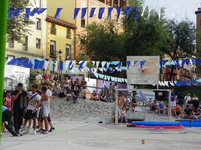 Campo de Cebada, manual de montaje de una plaza hecha a mano por y para los vecinos