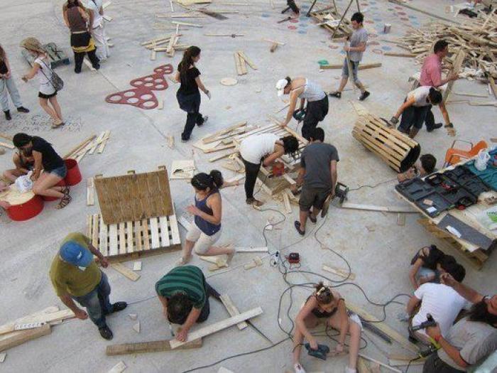 Campo de Cebada, manual de montaje de una plaza hecha a mano por y para los vecinos