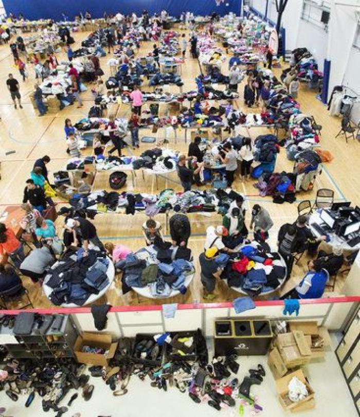 Así se quema una casa rodeada por un incendio forestal (VÍDEO)